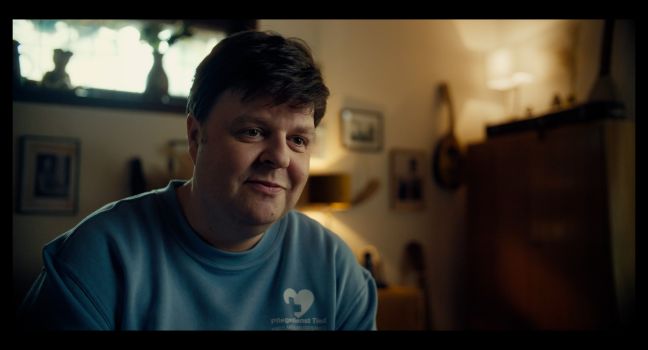 Pfleger Matthias in Dagmars Wohnung