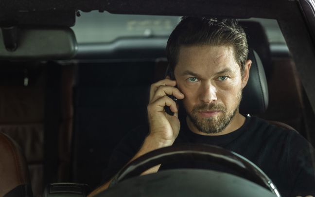 Joakim telefoniert im Auto