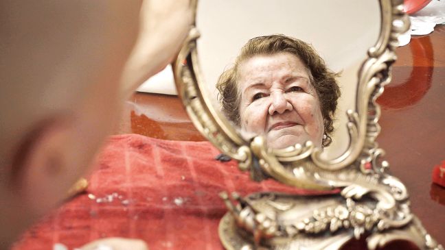 Mutter guckt sich im Spiegel an