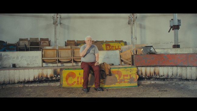 Bernd sitzt auf einem Schild des ehemaligen Circus