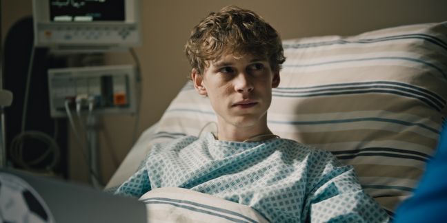 Matteo im Krankenhausbett böser Blick in Richtung Schwester