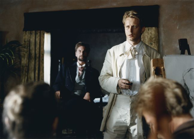 Søren Krøyer  steht mit Weinglas im Haus der Künstler:innen