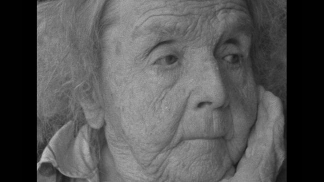 Anna Casparssons Gesicht in Nahaufnahme mit Hand an der Wange