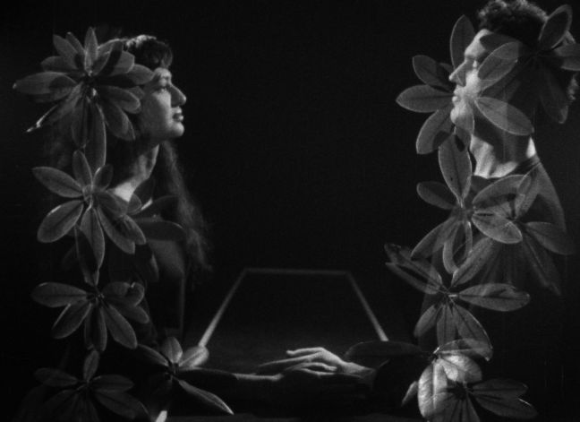 Mann und Frau, doppelbelichtet mit Pflanzen