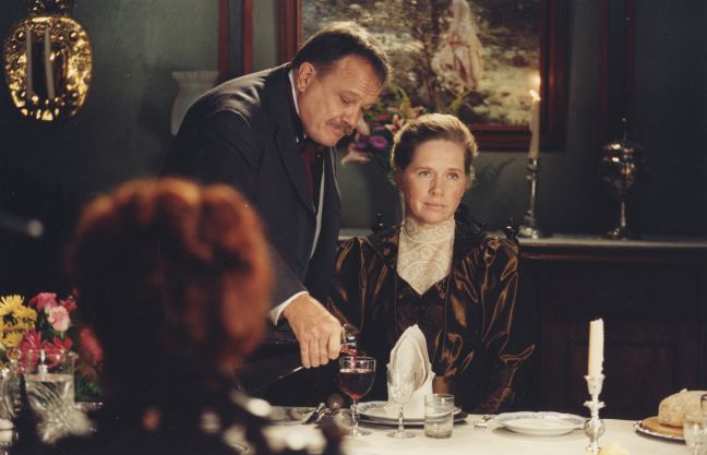 Anders Zorn schenkt Emma Zorn am Essenstisch Wein ein, sie schaut abwesend