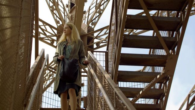 Marie auf Treppe vom Eiffelturm