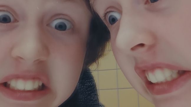 Roosi mit 17 Jahren fletscht die Zähne an den Spiegel gelehnt