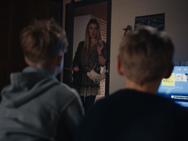 Felix' Mutter schaut ins Zimmer, während Felix und Anton zocken