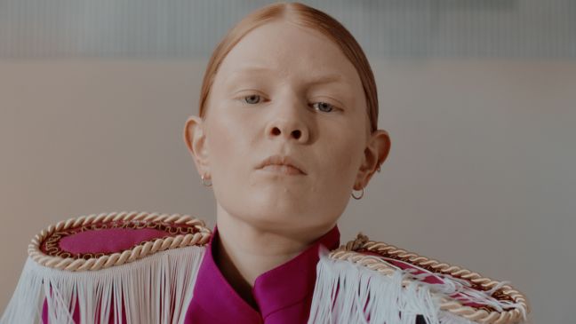 Frontale Aufnahme Kielo (Magenta Kostüm)