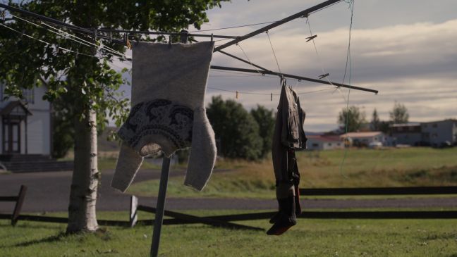 Ein Pullover und Fischerhose beim Trocknen