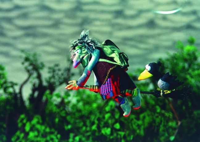 Hexe und Krähe fliegen auf dem Besen