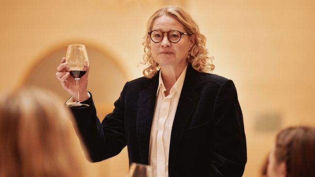 Vibeke erhebt ihr Glas mit Rotwein