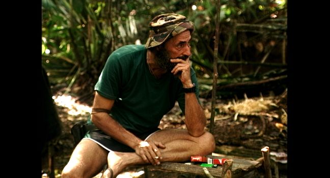 Sydney Pousselo raucht im Regenwald