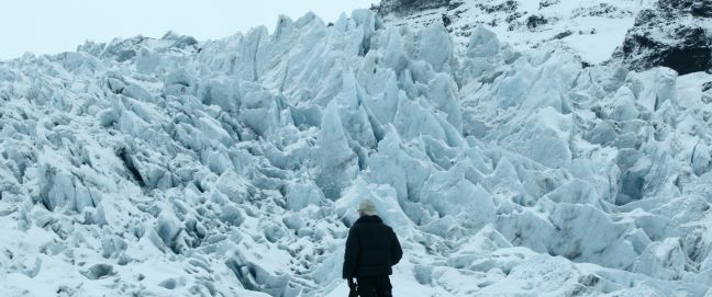 Ein Mann vor einem Gletscher