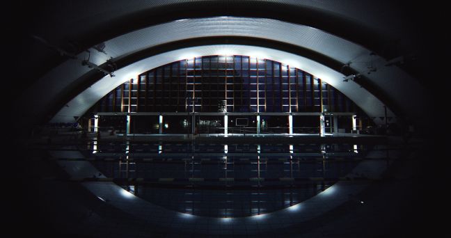 Schwimmbad bei Nacht