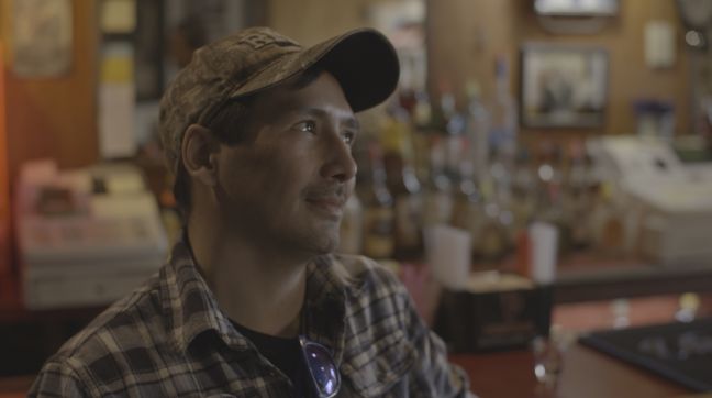 ein Mann in einer Bar