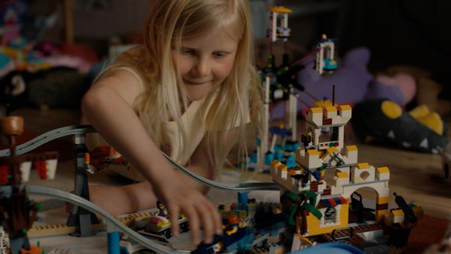 Hennie spielt mit Spielfiguren