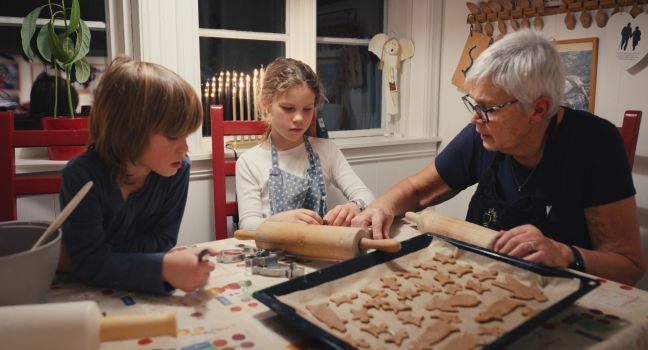 Edle und Brage backen Plätzchen mit ihrer Großmutter