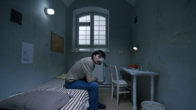 Niillas im Gefängnis mit einem Augenverband