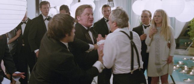 Ein Handgemenge zwischen mehreren Männern bei einer Feier