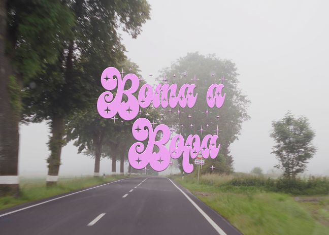 eine Landstraße, davor der Schriftzug Boma a Bopa in pink