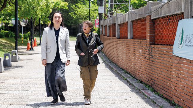 Monika und Audrey laufen durch die Stadt