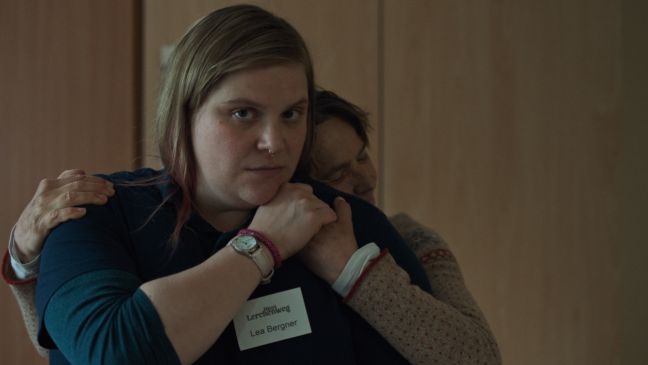 Lea und Hedda umarmen sich