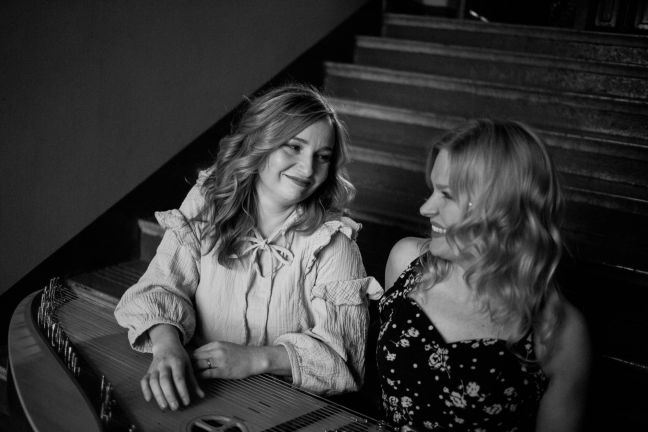 Kaisa Leskinen und Senni Eskelinen sitzend auf der Treppe