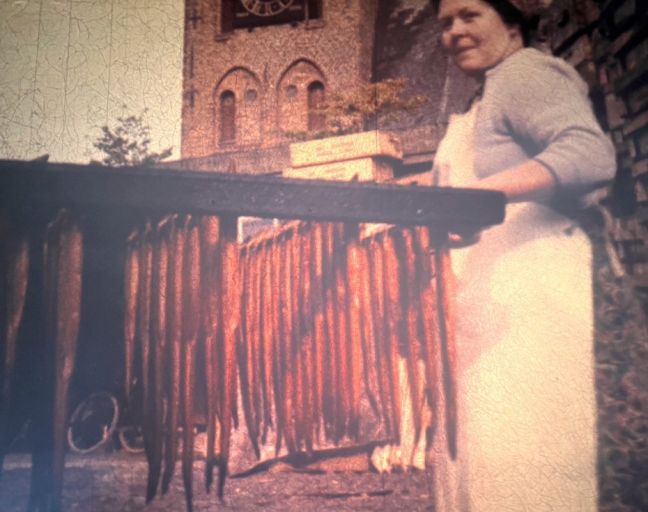 Eine Frau schiebt einen Wagen geräucherten Fisches