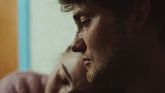 Silja liegt in Káris Armen