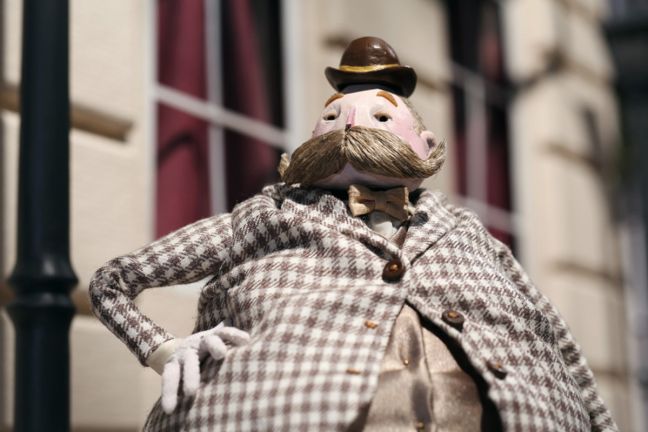 Arroganter Mann mit Schnurrbart