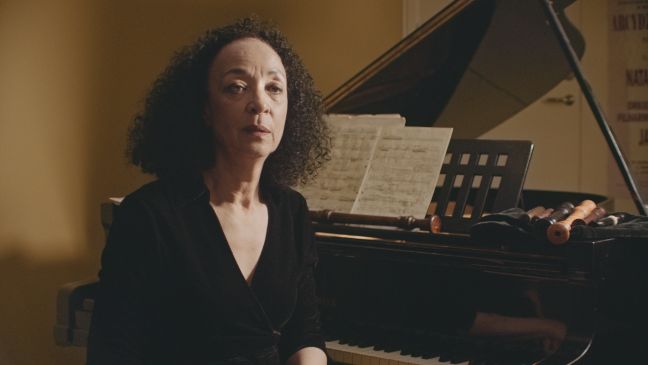Malou Harris Meilink sitzt vor einem Klavierflügel