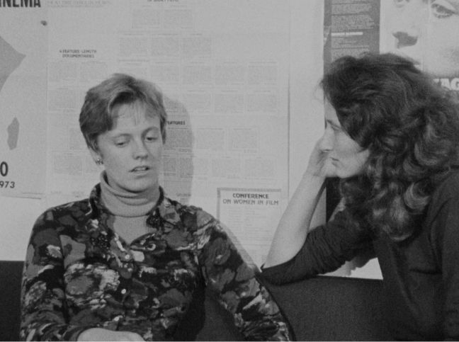 Vibeke Løkkeberg  mit Frau im Gespräch