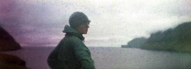 Eine Person guckt in der Ferne, Meer im Hintergrund