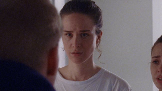 Die Tyrannin (Kristin) steht in der Filmszene neben Frida und Jens gegenüber