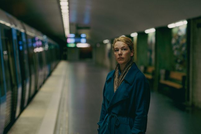 Nina Wedén auf dem U-Bahn Gleis