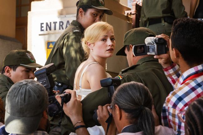 Ida ist von der Polizei festgenommen und Menschen filmen das