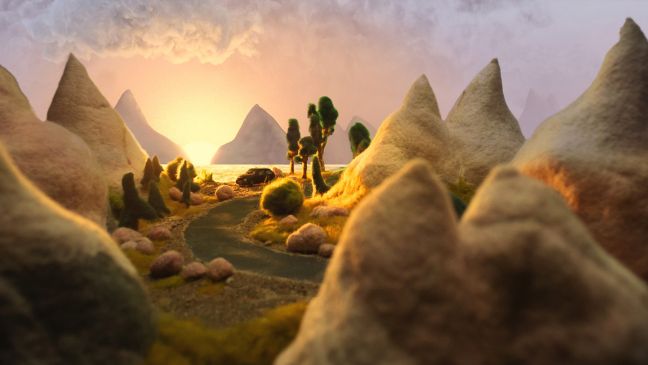 Auto zwischen Bergen, am See beim Sonnenuntergang