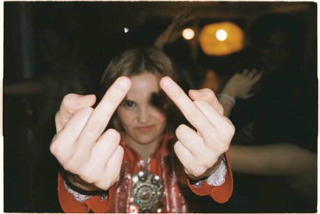 Sajje zeigt die Mittelfinger