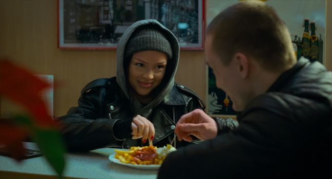 David teilt sich Pommes mit einer jungen Frau