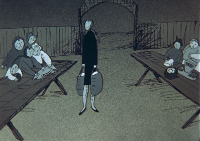 Frau mit vollen Einkauftaschen zwischen Marktständen