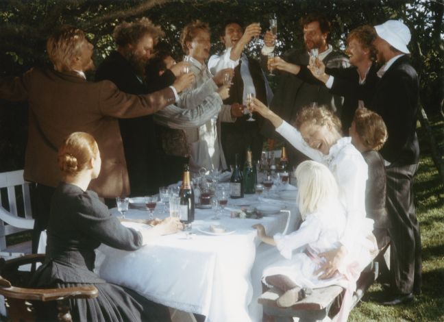 Die Feiergesellschaft prostet sich zu