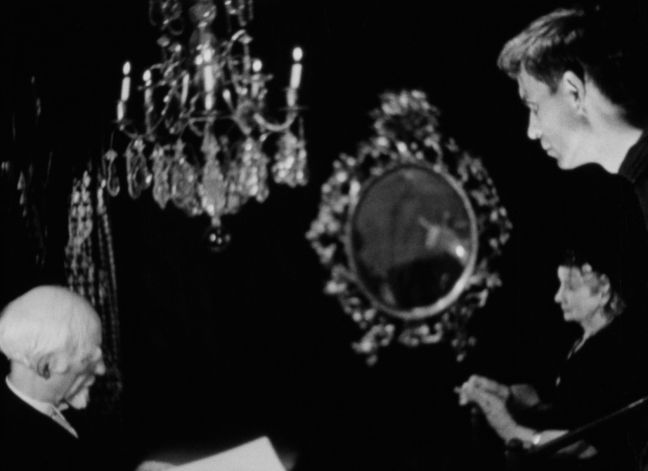 Barocker Spiegel und Kronleuchter, drei Personen