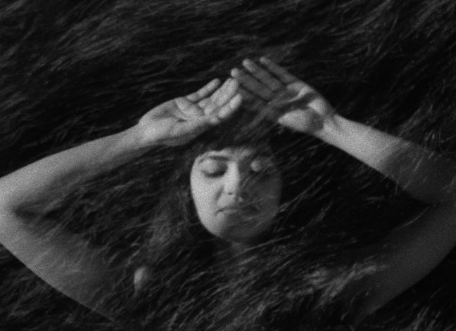 Frau in Wellenformen