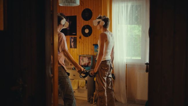 Wiktor und Adam zocken mit VR-Brillen