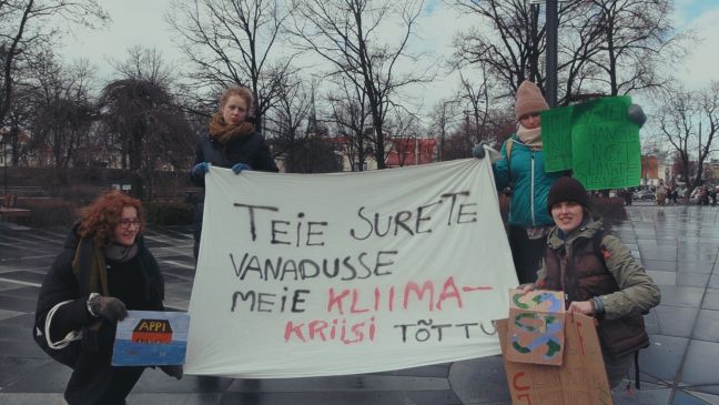 Roosi mit 15 Jahren, mit anderen jungen Frauen am protestieren