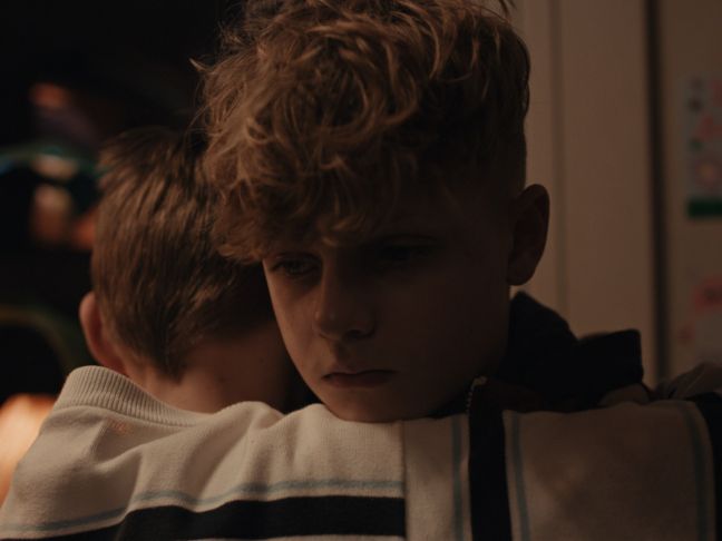 Felix und Anton umarmen sich