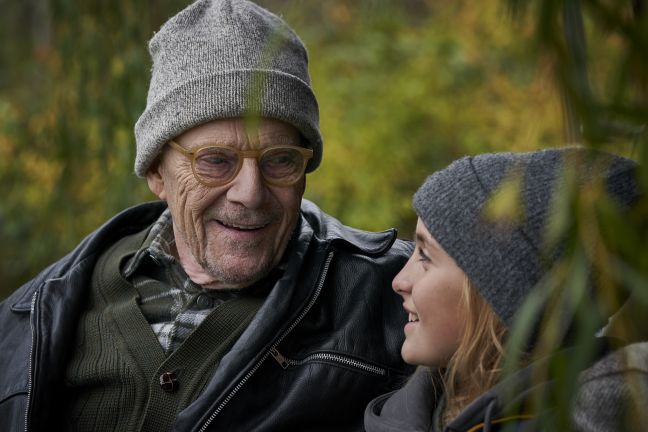 Honey und Marcel im Grünen, beide lächelnd