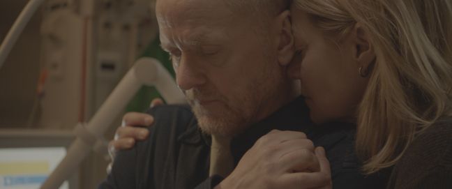 Camilla und Karl (Eltern von Ebsen) umarmen sich