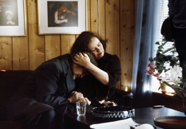 Frau hält weinenden Mann im Arm